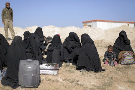 Nevěsty ISIS dělají problémy v uprchlických táborech, napadají reportéry a děti učí propagandu.