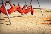 Islámský stát zaživa ugriloval zajatce. Pak se brutalitou chlubil na internetu
