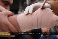 ISIS sdílela odporné fotografie: Usekli muži ruku za krádež, jiného ukřižovali