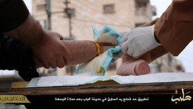ISIS sdílela odporné fotografie mučení a trestání vlastních lidí!