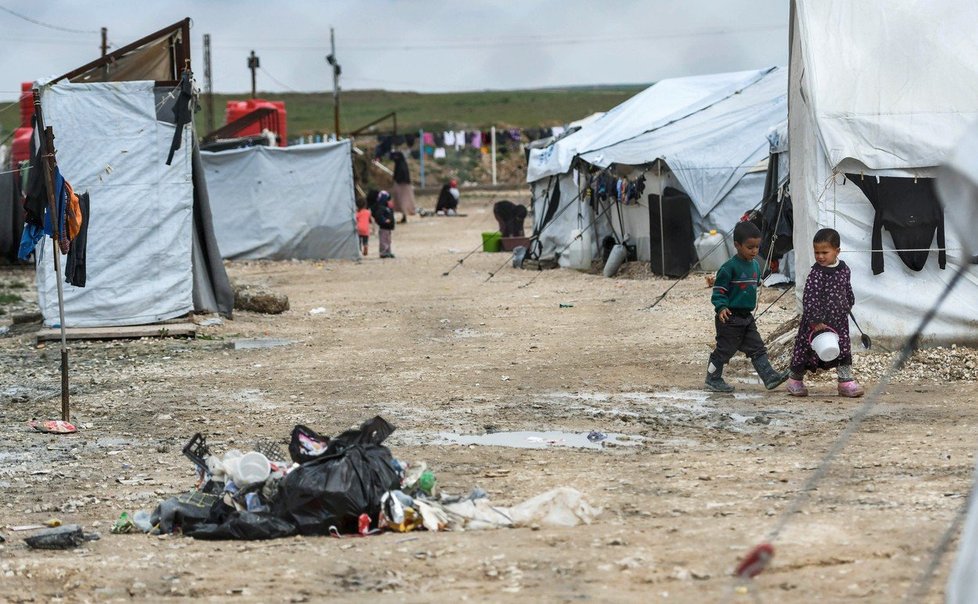 V severosyrském uprchlickém táboře Hawl jsou desetitisíce lidí včetně dcer. (Ilustrační foto)