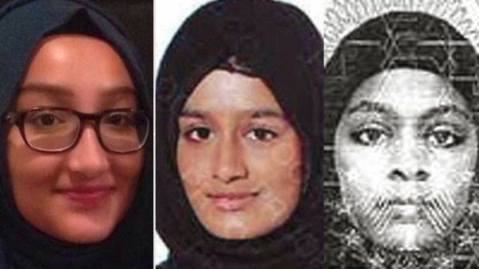 Šamima Begumová (uprostřed), která se dvěma kamarádkami v roce 2015 utekla do Sýrie, se chce vrátit domů do Velké Británie. Na snímku s Kadizou Sultanovou (vlevo) a Amirou Abaseovou (vpravo).