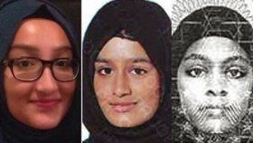 Shamima Begumová (uprostřed), která se dvěma kamarádkami v roce 2015, utekla do Sýrie se chce vrátit domů do Velké Británie. Na snímku s Kadizou Sultanovou (vlevo) a Amirou Abaseovou (vpravo).