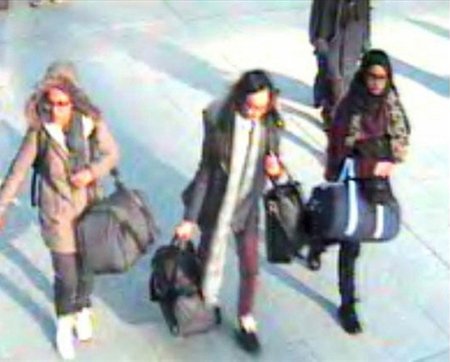 Šamima Begumová, která se dvěma kamarádkami v roce 2015, utekla do Sýrie se chce vrátit domů do Velké Británie. Snímek z roku 2015, dívky byly zachyceny při odletu z Londýna.