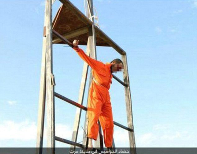Islámský stát některé zajatce nechá ukřižovat.