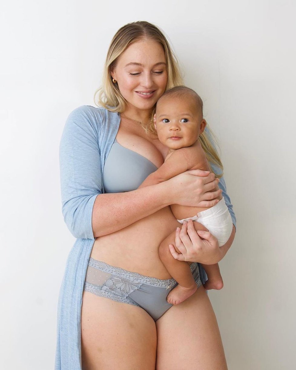 Iskra Lawrence s dcerkou