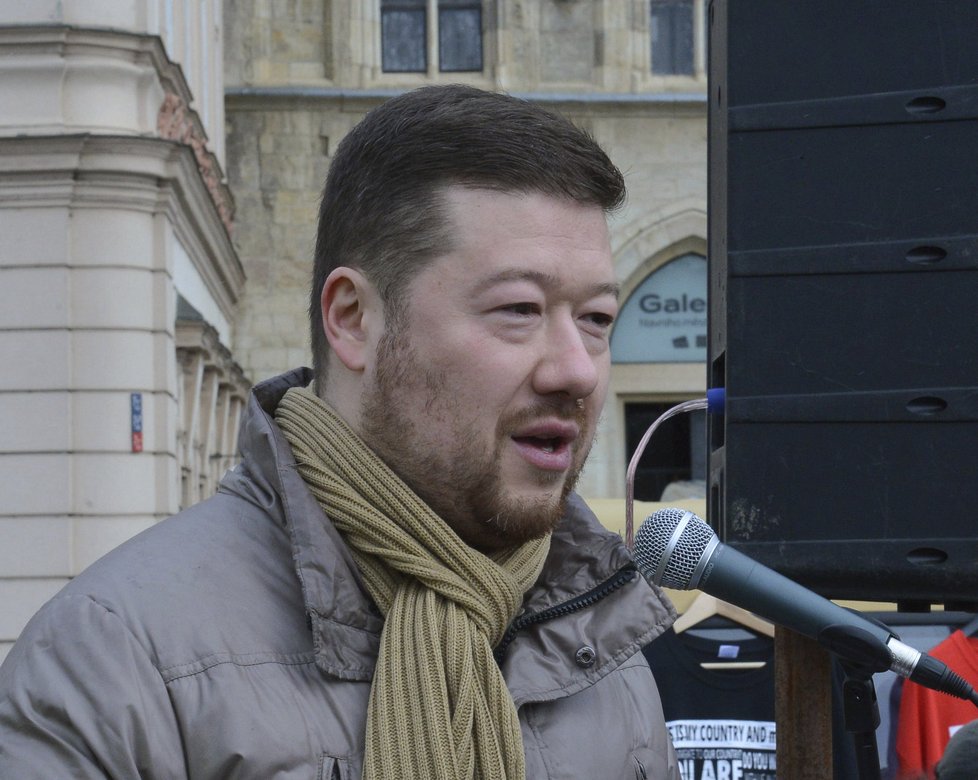 Šéf sněmovního hnutí Úsvit Tomio Okamura hovoří k účastníkům protiislámské demonstrace