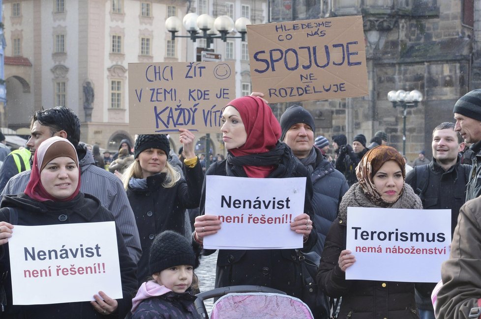 Účastníci shromáždění k vyjádření nesouhlasu s nenávistí vůči menšinám.