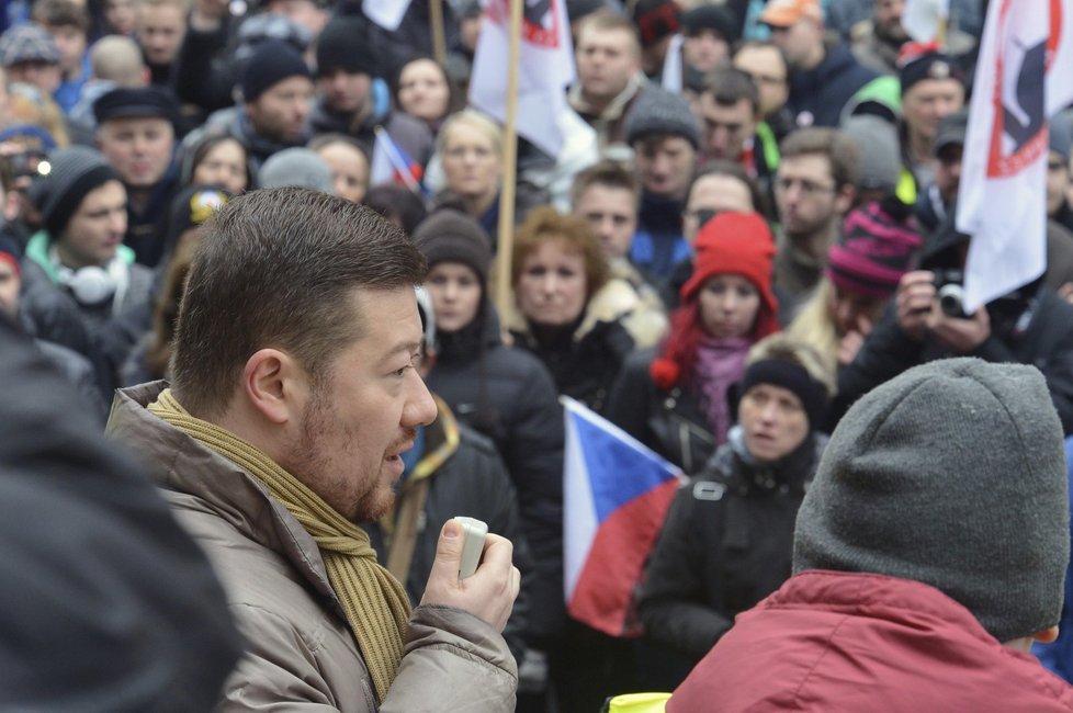 Šéf sněmovního hnutí Úsvit Tomio Okamura hovoří k účastníkům protiislámské demonstrace