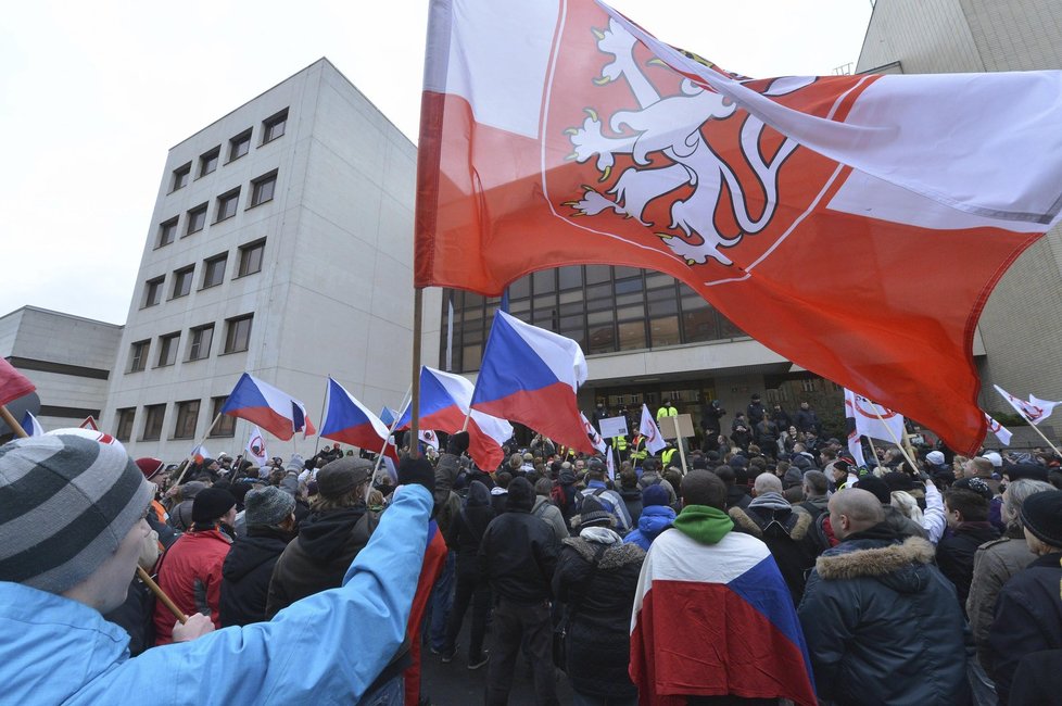 Na Staroměstském náměstí v Praze se 31. ledna scházeli účastníci protiislámské demonstrace a následného pochodu městem.