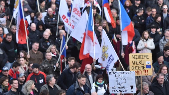 Demonstrace antiislamistů před Pražským hradem