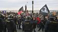 Policie odděluje odpůrce antiislamistcké demonstrace v Praze