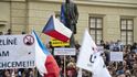 Demonstrace antiislamistů před Pražským hradem