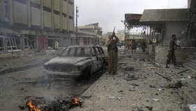 Při několika bombových útocích v Bagdádu a ve městě Samarrá, kde leží hlavní šíitská svatyně, zahynulo nejméně 27 lidí.