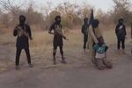 Islamisté z Boko Haram na internetu zveřejnili video s těly dvou setnutých mužů.