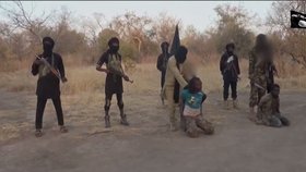 Islamisté z nigerijského hnutí Boko Haram na internetu zveřejnili video s těly dvou setnutých mužů, údajných špionů.