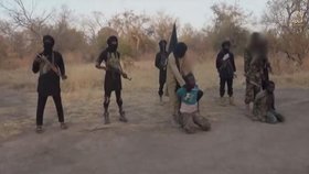 Islamisté z nigerijského hnutí Boko Haram: na internetu zveřejnili video s těly dvou setnutých mužů, údajných špionů.