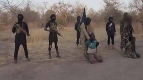 Islamisté z Boko Haram na internetu zveřejnili video s těly dvou setnutých mužů.