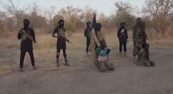 Islamisté z nigerijského hnutí Boko Haram: na internetu zveřejnili video s těly dvou setnutých mužů, údajných špionů.