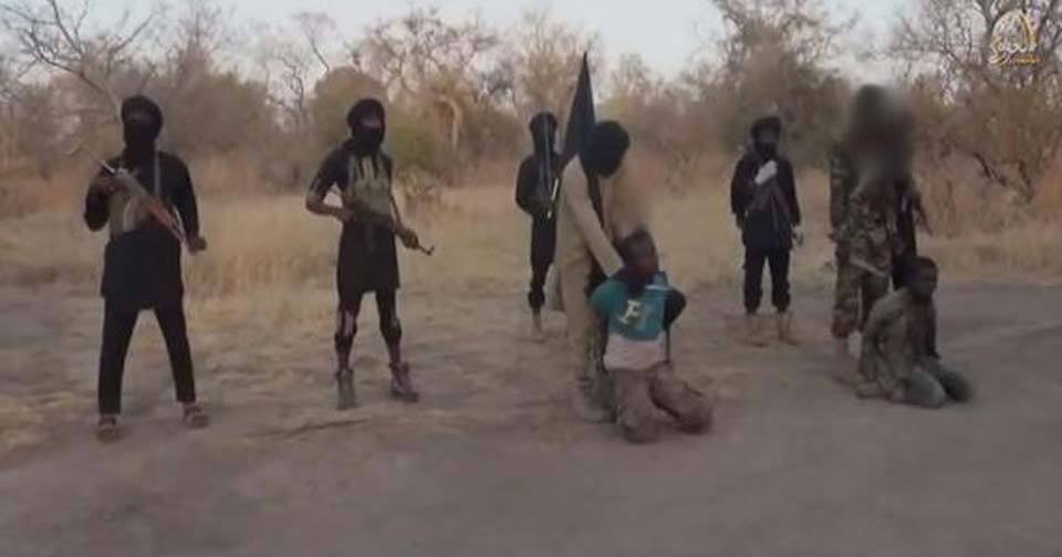 Islamisté z Boko Haram na internetu zveřejnili video s těly dvou setnutých mužů.