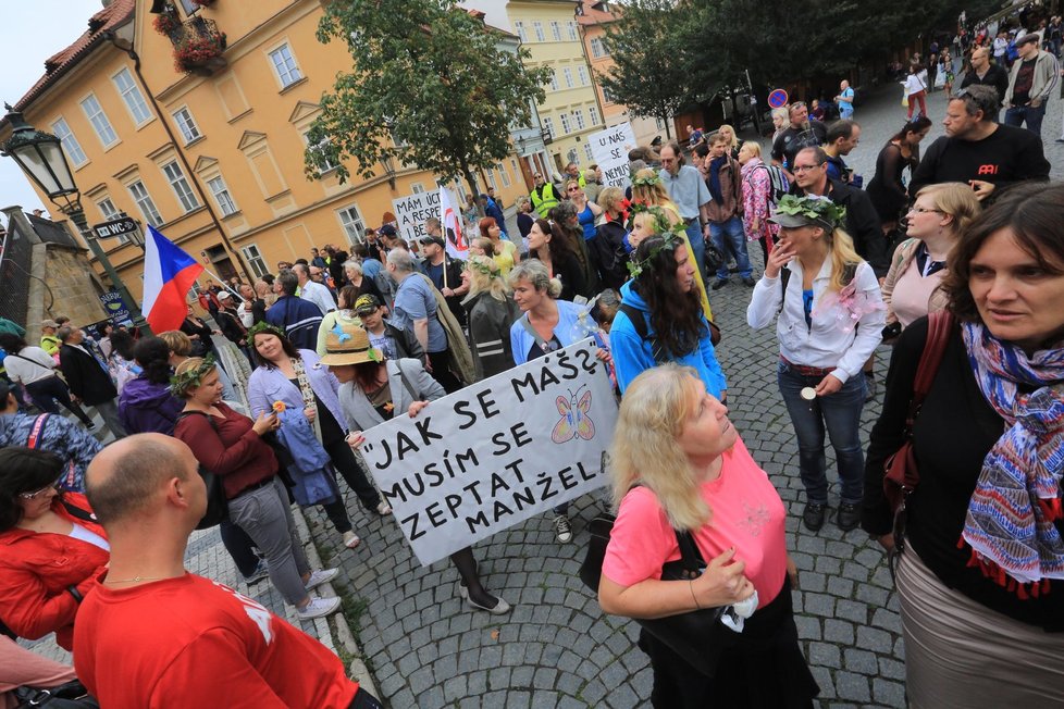 Tichý pochod žen proti útisku v islámu v Praze (19. srpna 2015)
