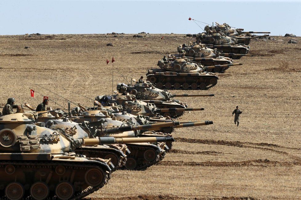 Turecké tanky v pohotovosti proti postupu džihádistů