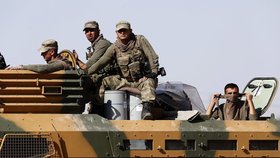 Turecké jednotky netrpělivě sledují postup bojovníků Islámského státu.