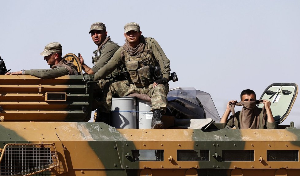 Turecké jednotky netrpělivě sledují postup bojovníků Islámského státu