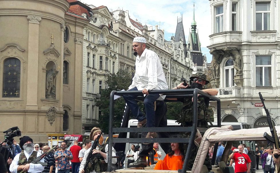 Konvičkovci na Staroměstském náměstí vystrašili lidi příjezdem islamistů.