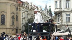 Konvičkovci na Staroměstském náměstí vystrašili lidi příjezdem islamistů.