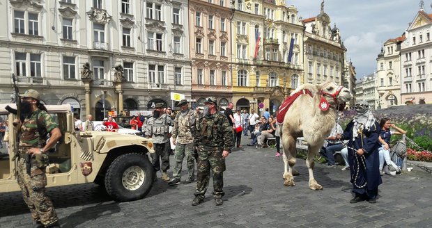 Konvičkovci na Staroměstském náměstí vystrašili lidi příjezdem islamistů.