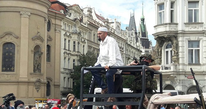 Konvičkovci na Staroměstském náměstí vystrašili lidi příjezdem islamistů.