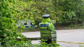 Žena byla nalezena mrtvá v lese nedaleko Leedsu.
