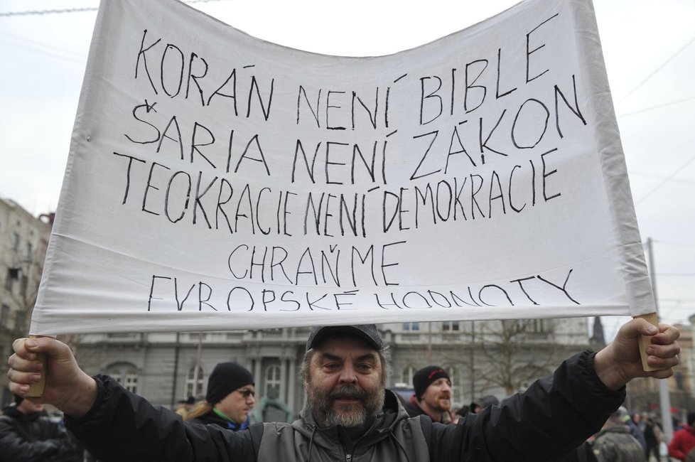 Zhruba šest set lidí demonstrovalo v Brně na Moravském náměstí proti islámu.