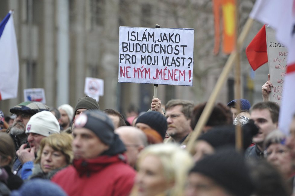 Zhruba šest set lidí demonstrovalo v Brně na Moravském náměstí proti islámu.