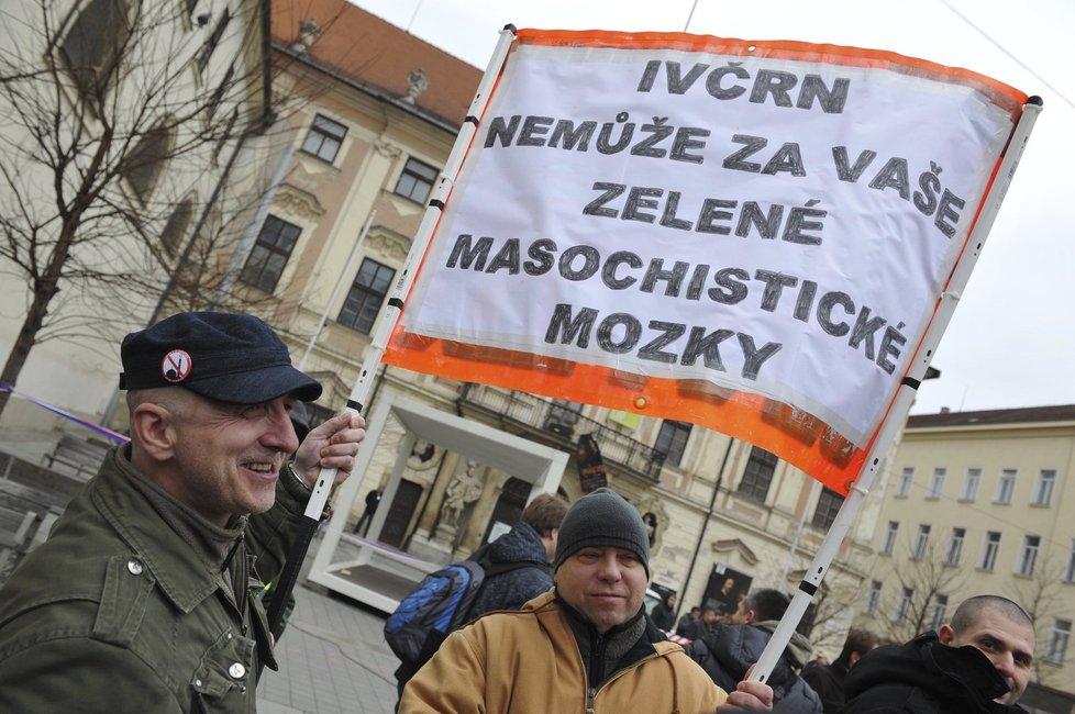 Účastníci dvou demonstrací zaplnili v sobotu 14. února odpoledne Moravské náměstí v Brně.