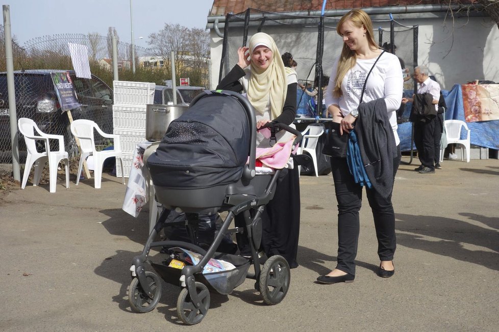 Oběd v mešitě - na pražské Palmovce poobědvaly téměř tři stovky různorodých lidí. Oběd organizovali někteří pražští muslimové s cílem dát možnost veřejnosti prostředí jedné z českých mešit poznat, seznámit se s některými muslimy a navázat nová přátelství, píše se na facebookové stránce HateFree.