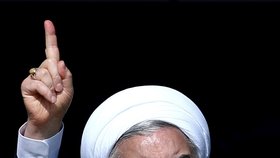 Íránský prezident Hassan Rouhani mluví při proslovu k 39. výročí revoluce.