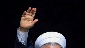 Íránský prezident Hasan Rúhání mluví při proslovu k 39. výročí revoluce.