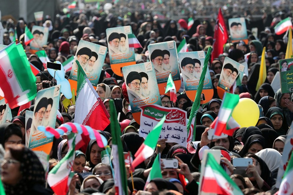 Lidé při oslavách výročí Islámské revoluce drželi plakáty s vůdci Ayatollah Ali Khamenei a Ayatollah Ruhollah Khomeinim.