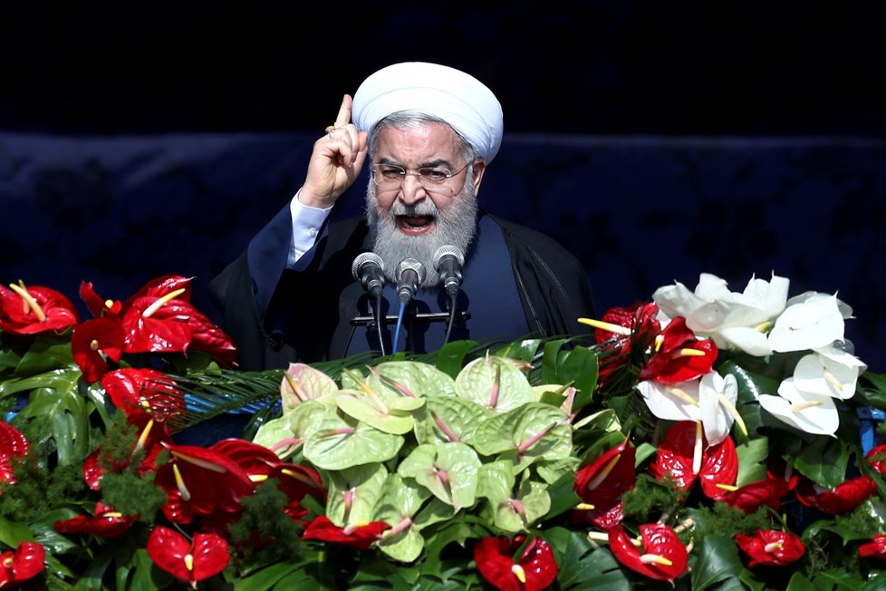 Íránský prezident Hassan Rouhani mluví při proslovu k 39. výročí revoluce.