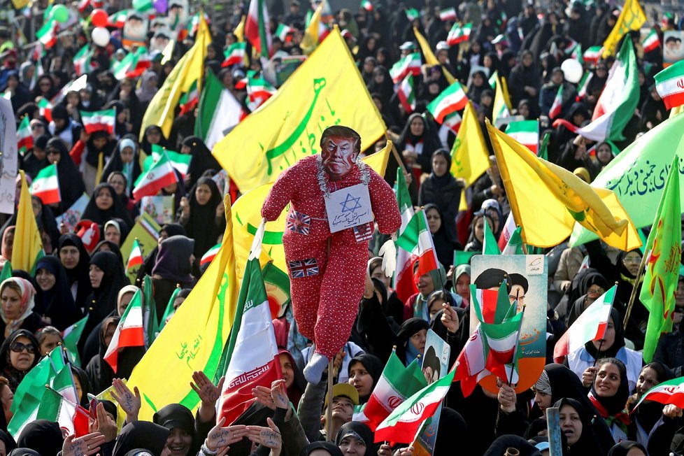 Účastníci oslav výročí Islámské revoluce drží nad hlavami podobiznu prezidenta USA Donalda Trumpa.