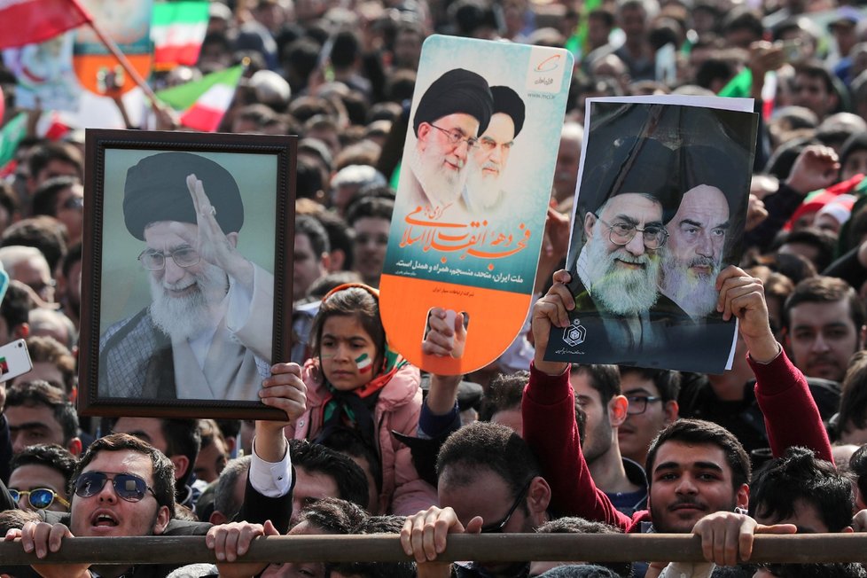 Lidé při oslavách výročí Islámské revoluce drželi plakáty s vůdci Ayatollah Ali Khamenei a Ayatollah Ruhollah Khomeinim.