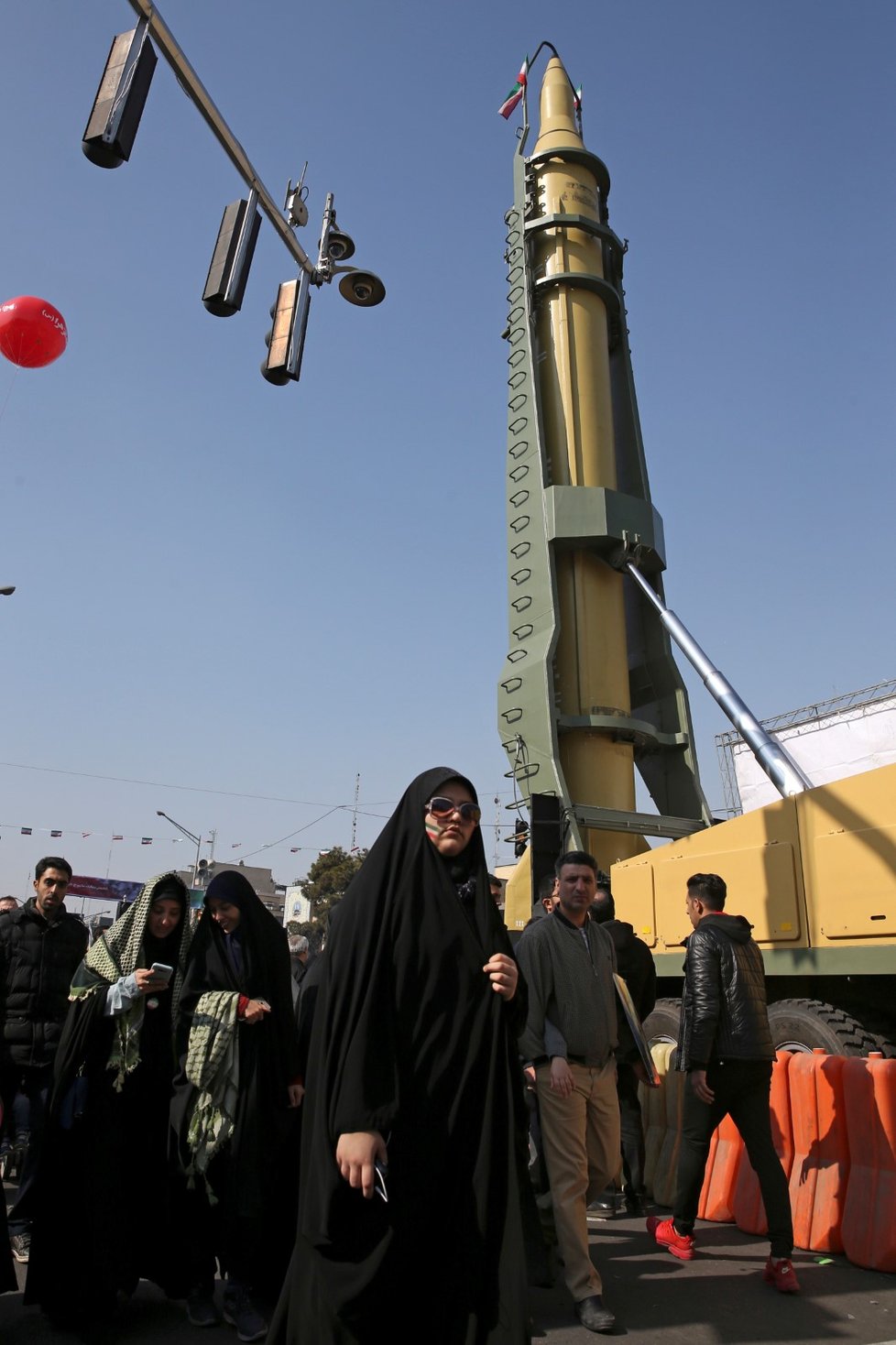 Íránská revoluční garda při oslavách výročí revoluce ukázala i raketu.