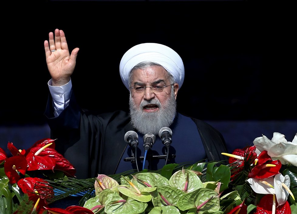 Íránský prezident Hassan Rouhani mluví při proslovu k 39. výročí revoluce.