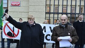 Martin Konvička a Jana Volfová na demonstraci před Pražským hradem