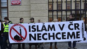 Před Pražským hradem se shromáždily stovky lidí, protestují proti islamizaci