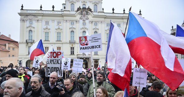 Před Pražským hradem se shromáždily stovky lidí, protestují proti islamizaci