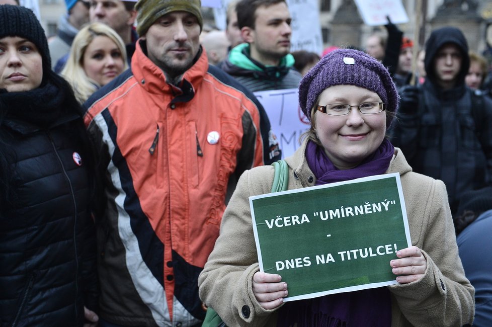 Před Pražským hradem se shromáždily stovky lidí a protestovaly proti islamizaci.