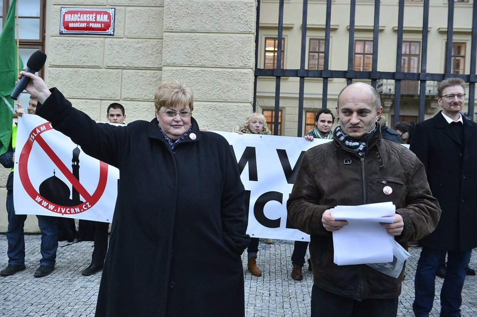 Páteční demonstrace proti islámu před Pražským hradem